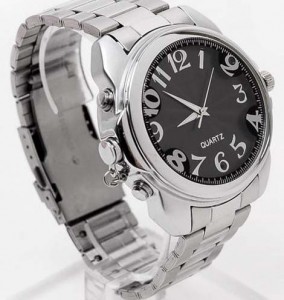 Usando un reloj con cámara espía 